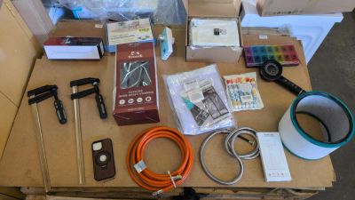 une table sur laquelle se trouvent plusieurs objets