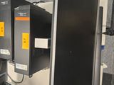 beaucoup d'ordinateurs qui prennent la poussière sur une étagère