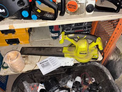 une photo montrant un ensemble d'outils posés sur une étagère