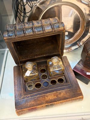 une petite boîte en bois contenant quelques bouteilles