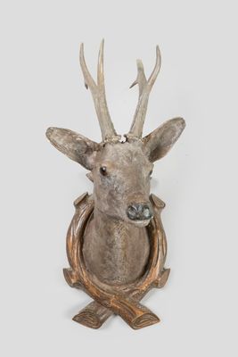 une image représentant une tête de cerf accrochée au mur d'une maison