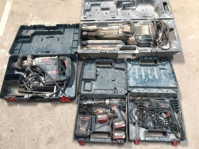 de nombreux outils rangés dans une mallette posée par terre
