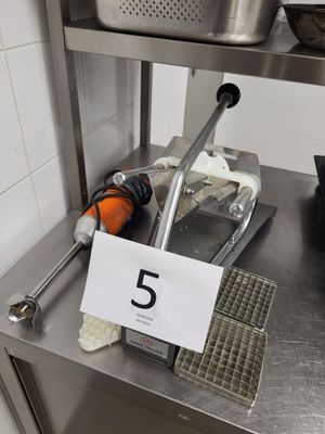 une pancarte indiquant « 5 » sur le côté d'un plan de travail de cuisine