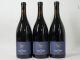 trois bouteilles de vin posées l'une à côté de l'autre sur une table