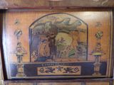 une vieille armoire en bois ornée d'une peinture