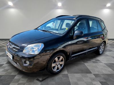 la photo d'une voiture noire garée dans un garage