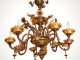 l'image d'un lustre avec cinq lumières suspendues au plafond