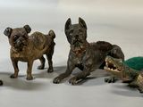 cinq figurines représentant des chiens et un crocodile sur un fond blanc