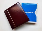 un portefeuille en cuir marron posé à côté d'une boîte bleue et blanche