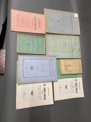 beaucoup de vieux livres posés ensemble sur une table