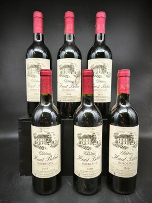 six bouteilles de vin rouge sont posées sur une surface noire