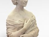 sculpture représentant une femme tenant une pomme rouge sur un fond blanc
