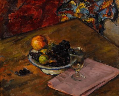 un tableau représentant un bol de fruits et un verre de vin posés sur une table