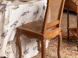 une salle à manger avec une table et des chaises et un lustre