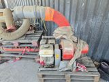 un tas de matériel posé sur des palettes dans un entrepôt