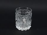 une tasse en verre posée sur une table