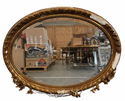 un miroir entouré d'un cadre doré