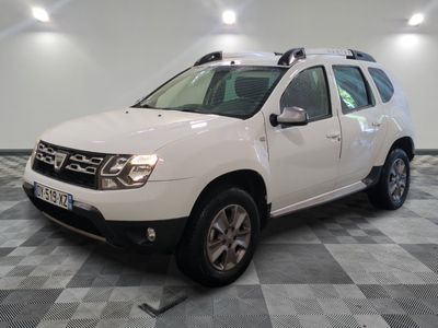 une photo d'une dacia blanche garée dans un garage