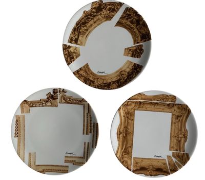 trois assiettes ornées de motifs dorés et blancs sur un fond blanc
