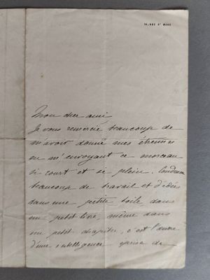 une vieille lettre écrite à la main sur un morceau de papier avec une écriture dessus