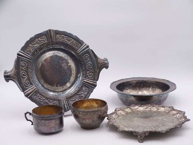 Métal argenté : 2 plateaux, un légumier, une tasse et un bol