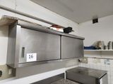 une armoire en acier inoxydable dans une cuisine, sur laquelle figure un numéro