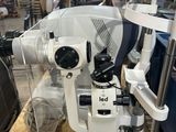 a microscope that is sitting on a table in a room