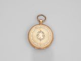 une montre de poche en or ancien ornée d'un médaillon sur le cadran