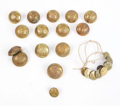 quelques pièces d'or et une ficelle sur un fond blanc