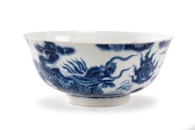 BOL en porcelaine bleu de Huê à décor de dragons pourchassan…