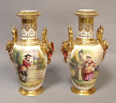 une paire de vases ornés de personnages peints, posés sur une table