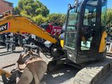 une photo d'une petite pelleteuse garée sur un parking