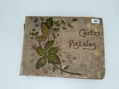 un vieux livre sur lequel figure l'image d'un oiseau et de fleurs