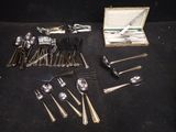 de nombreuses cuillères, fourchettes et cuillères-fourchettes disposées sur une table