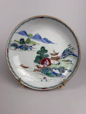 Compagnie des Indes. Assiette creuse en porcelaine à décor d…