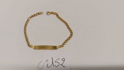Gros plan sur un bracelet en or portant une étiquette