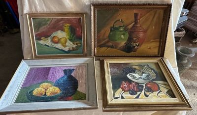quatre tableaux représentant une table avec un vase et un vase
