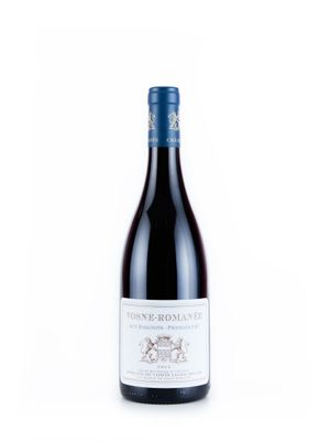gros plan d'une bouteille de vin sur fond blanc