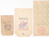 trois sacs de nourriture posés sur une surface blanche