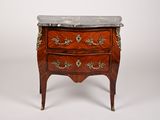 une commode ancienne avec un plateau en marbre