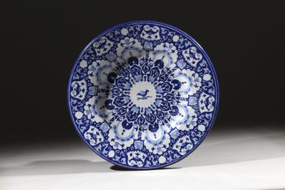 une assiette bleue et blanche posée sur une table
