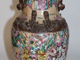 un vase orné d'un motif posé sur une table