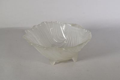un bol en verre posé sur une table