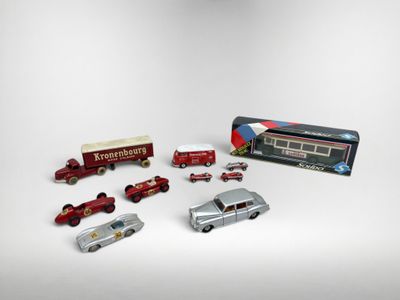 de nombreuses petites voitures et camions rangés dans une boîte