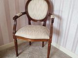 une chaise qui se trouve dans le coin d'une pièce