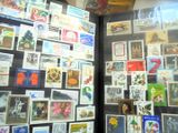 une photo d'une collection de timbres exposée dans une vitrine