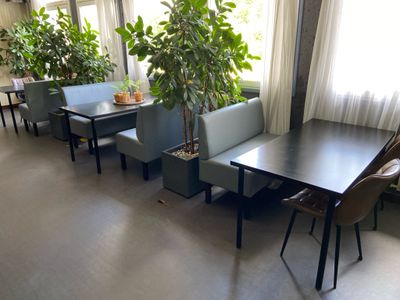 une salle avec beaucoup de tables et de chaises