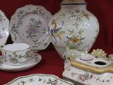 une lampe posée à côté d'une table sur laquelle se trouvent des assiettes et des bols