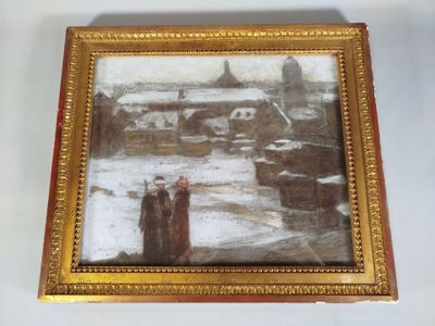 une vieille photo montrant deux personnes debout dans la neige devant un bâtiment