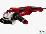 une polisseuse électrique rouge et noire sur fond blanc